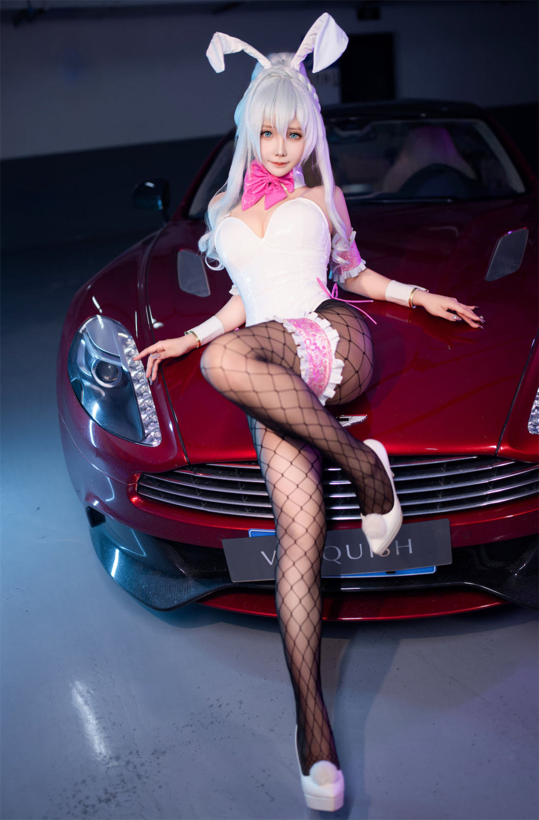 二次元妹子 抱走莫子aa - 雪女跑车兔女郎