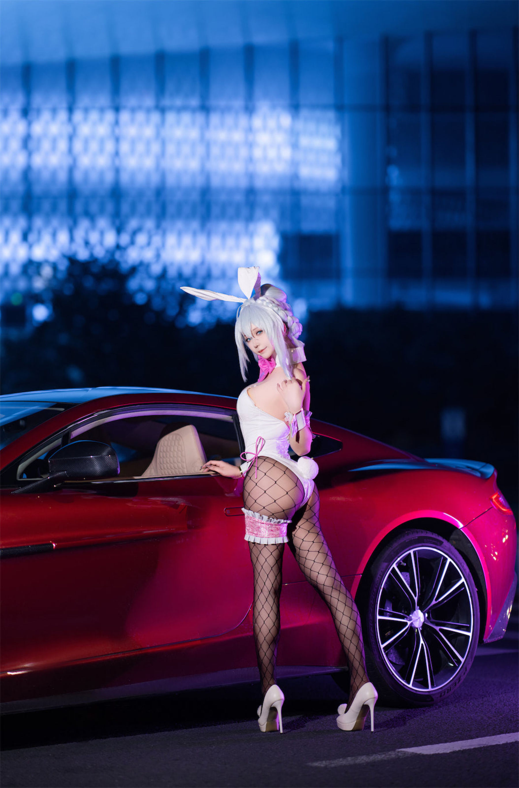 二次元妹子 抱走莫子aa - 雪女跑车兔女郎