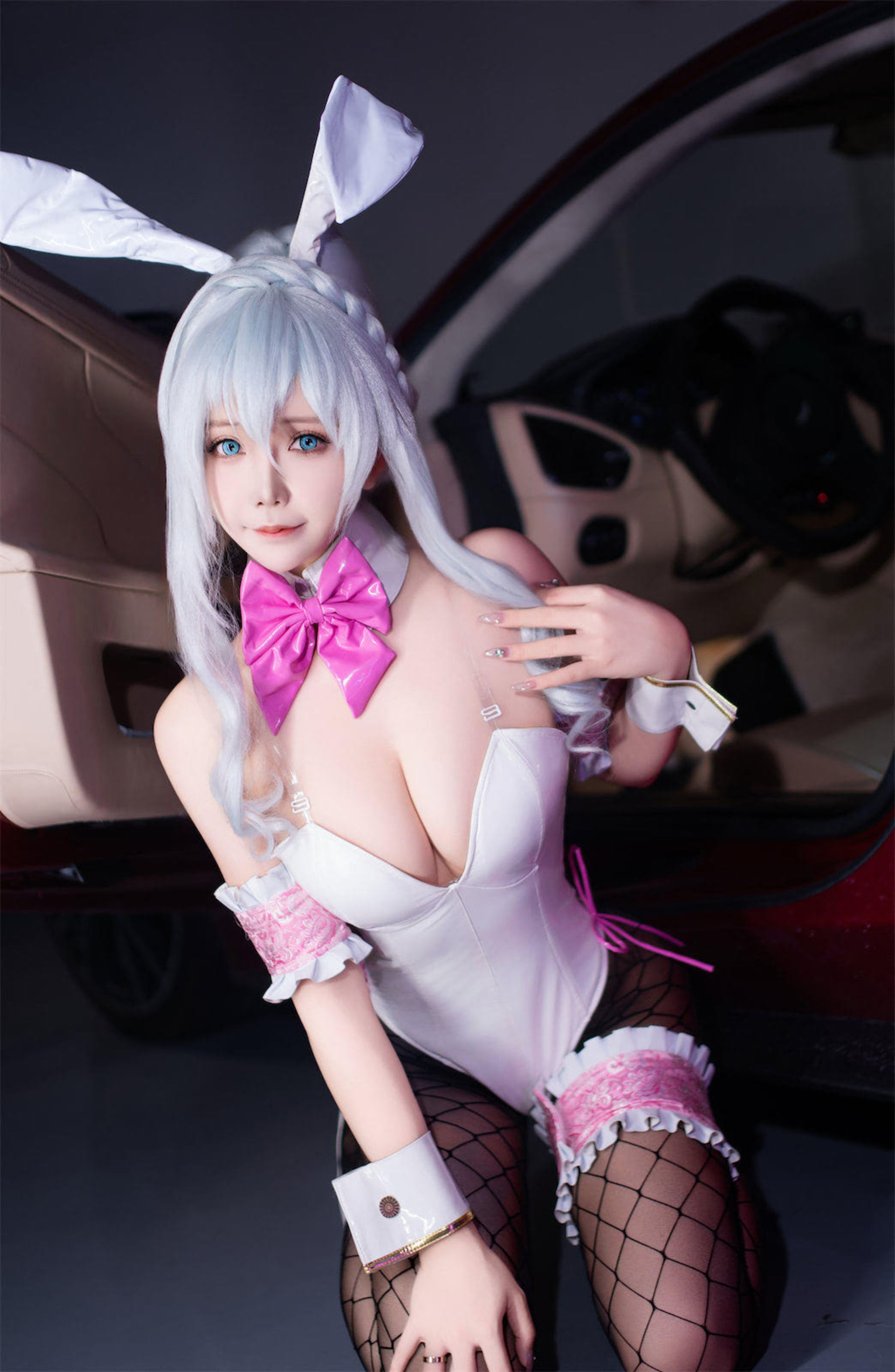 二次元妹子 抱走莫子aa - 雪女跑车兔女郎