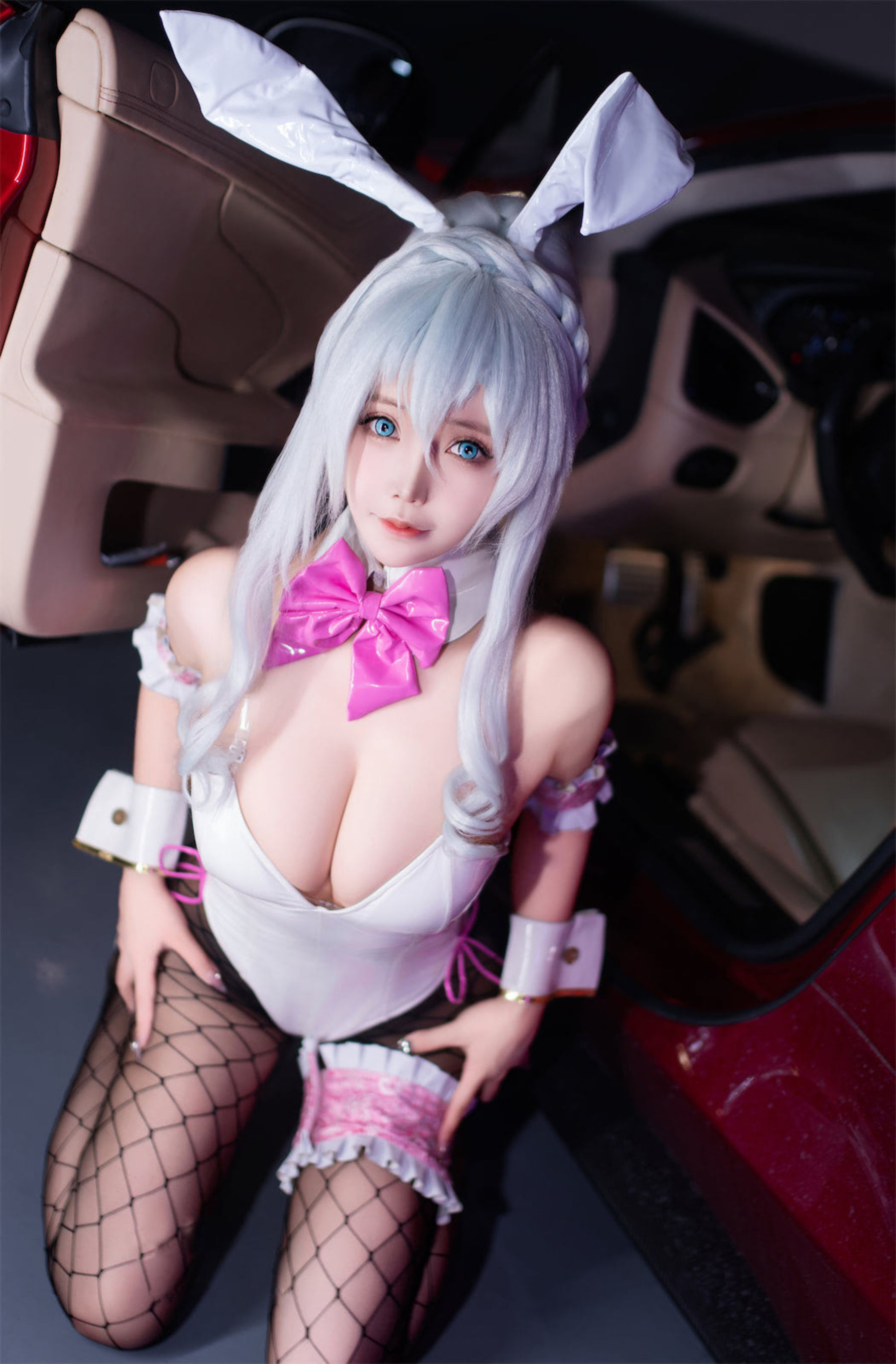 二次元妹子 抱走莫子aa - 雪女跑车兔女郎