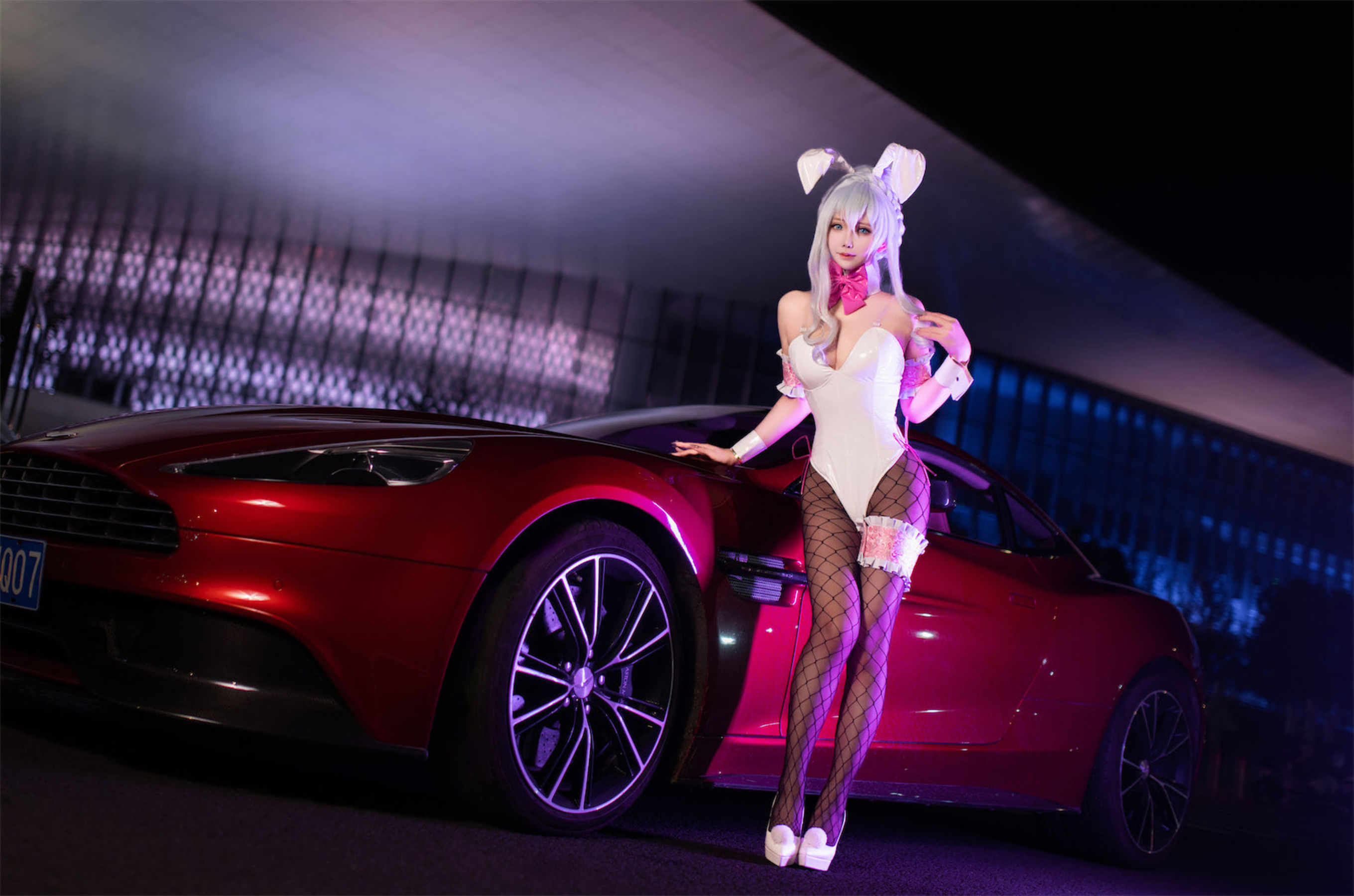 二次元妹子 抱走莫子aa - 雪女跑车兔女郎