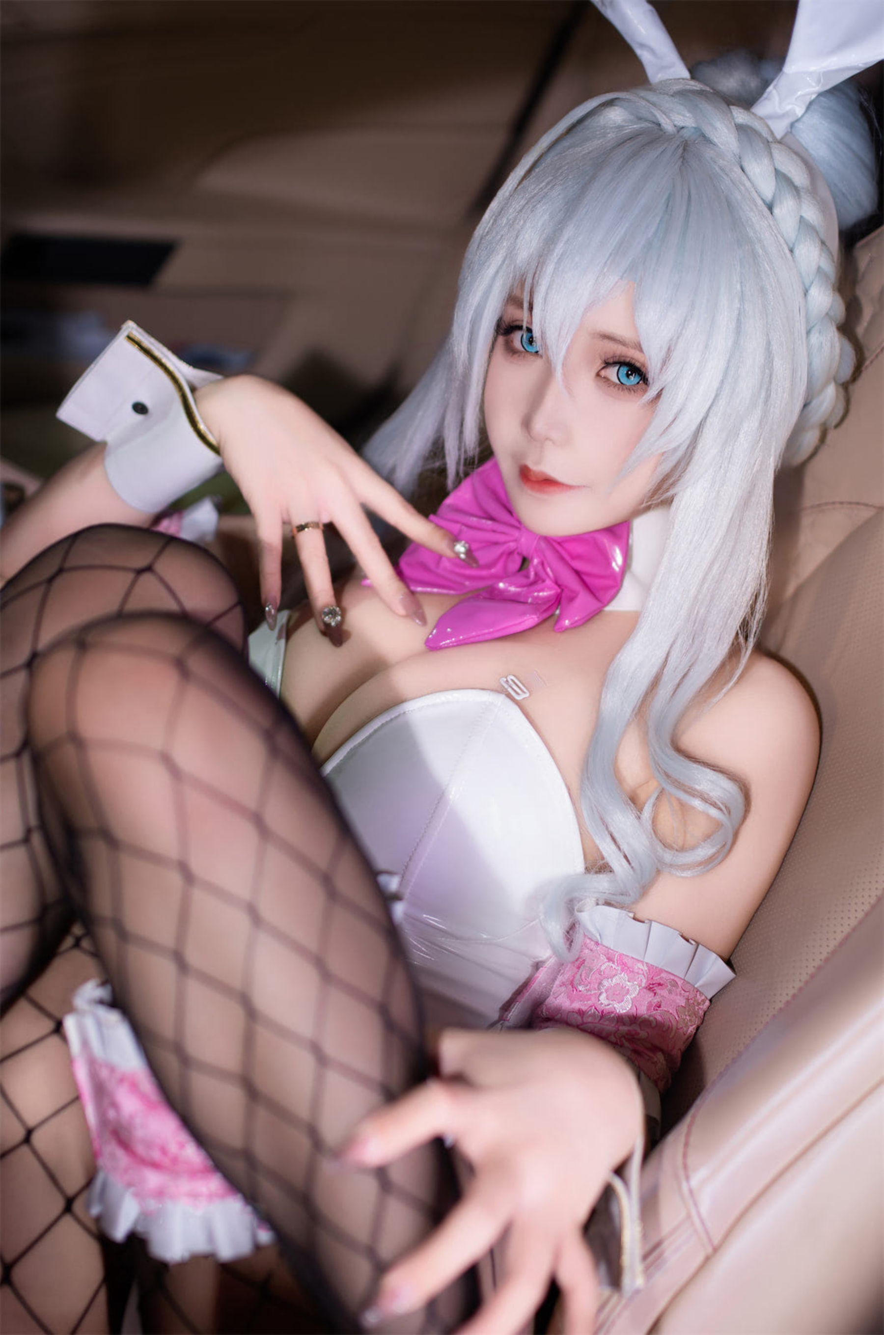 二次元妹子 抱走莫子aa - 雪女跑车兔女郎