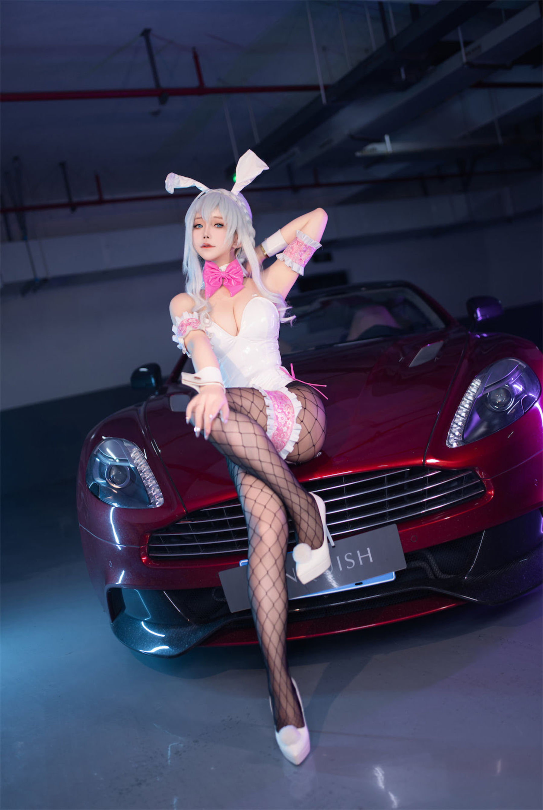 二次元妹子 抱走莫子aa - 雪女跑车兔女郎