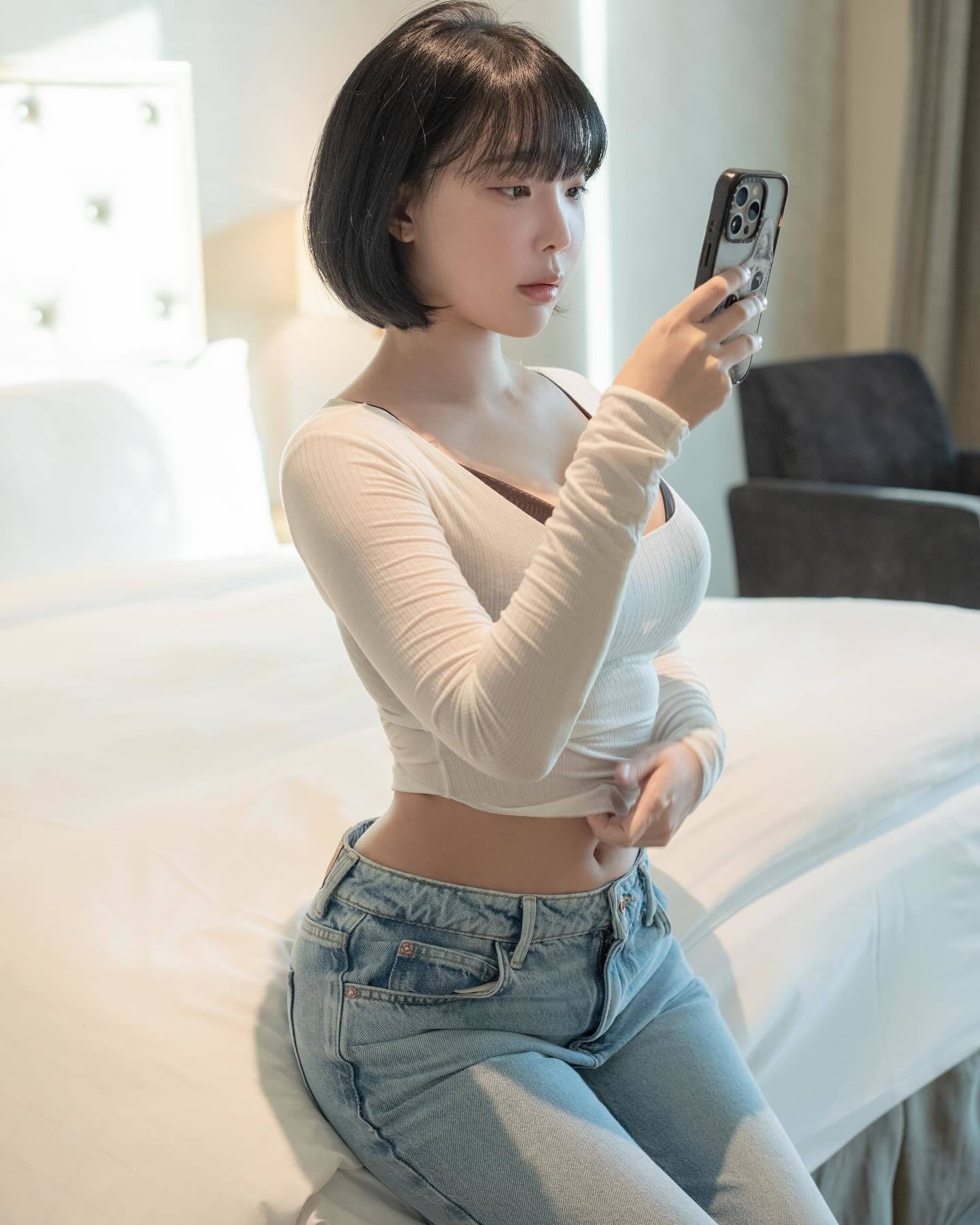 姜仁卿 Kang In-kyung - White T-Shirt and Jeans Concept