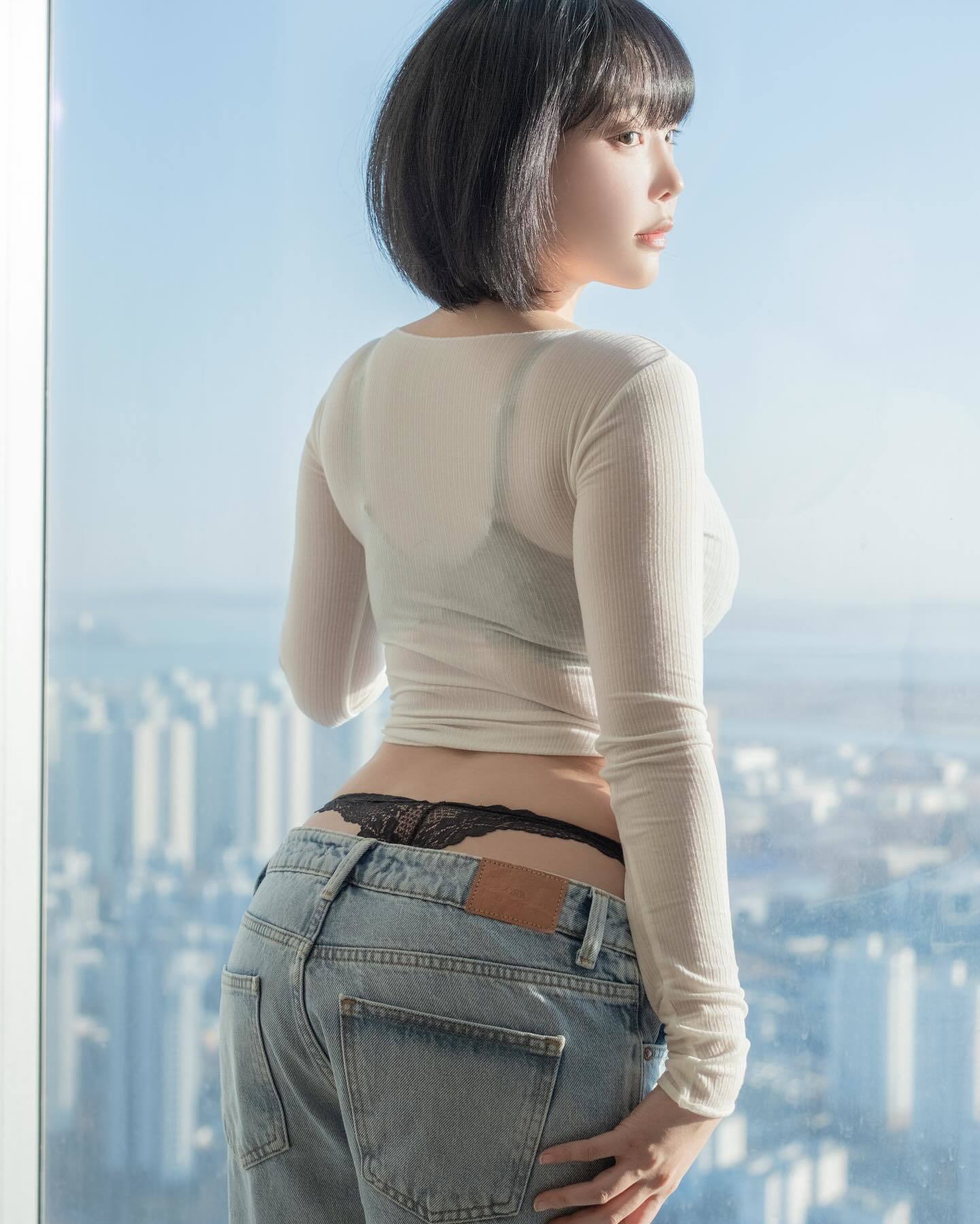 姜仁卿 Kang In-kyung - White T-Shirt and Jeans Concept